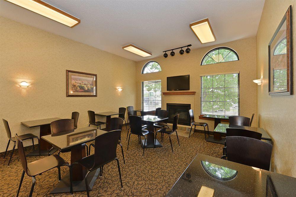 Kelly Inn 13Th Avenue Фарго Экстерьер фото