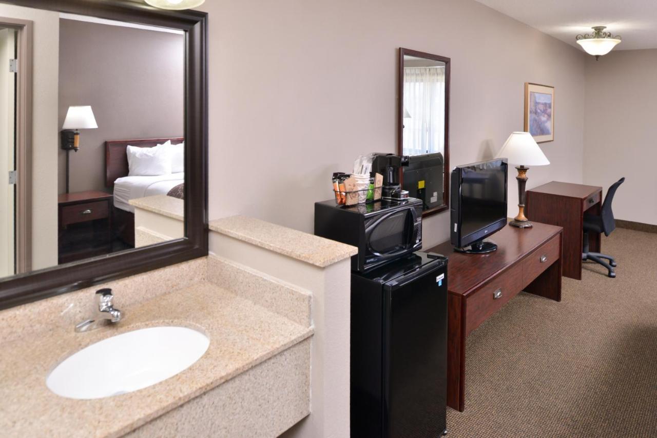 Kelly Inn 13Th Avenue Фарго Экстерьер фото